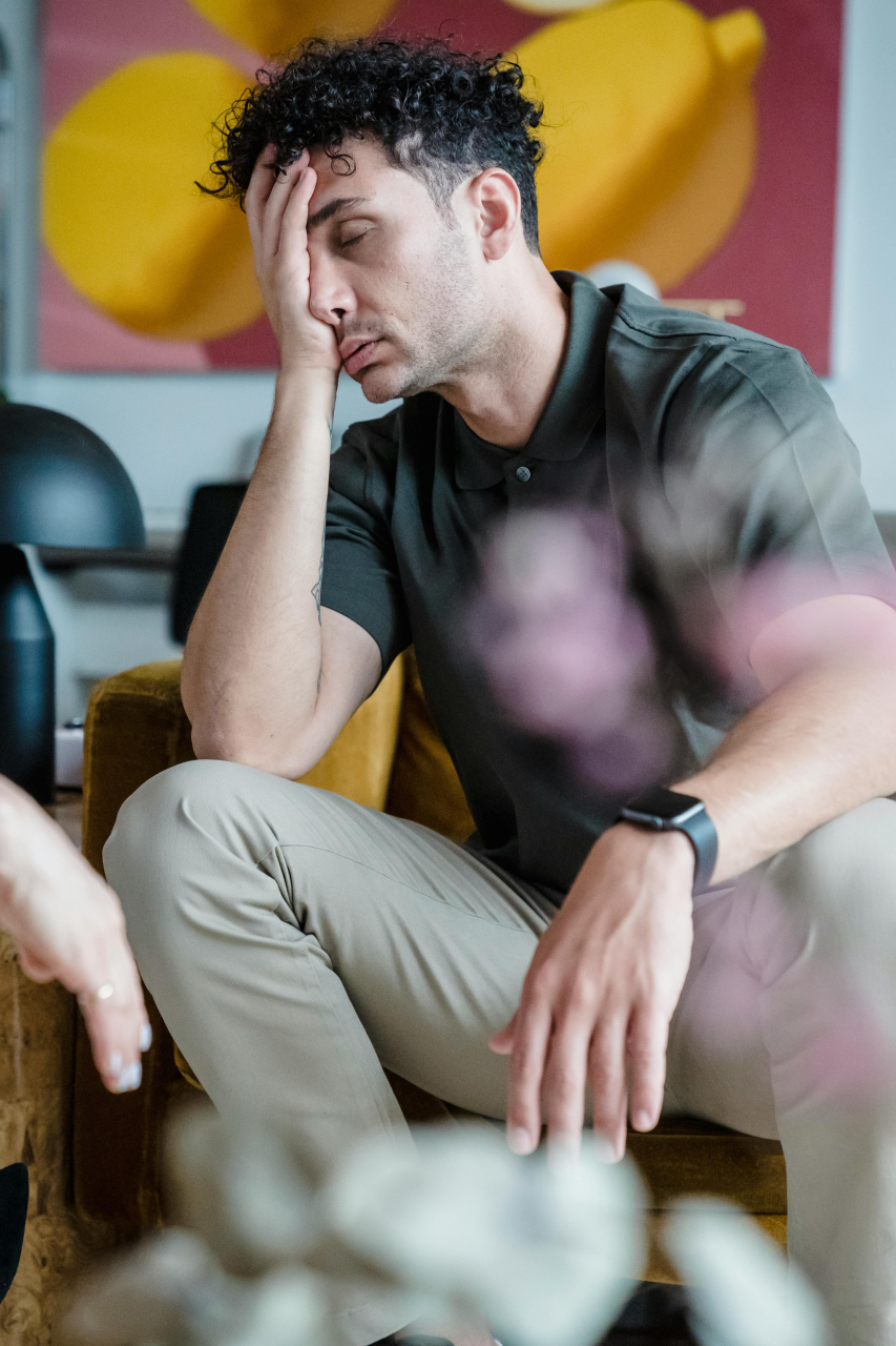 ふてくされる男性は話し合いができない
